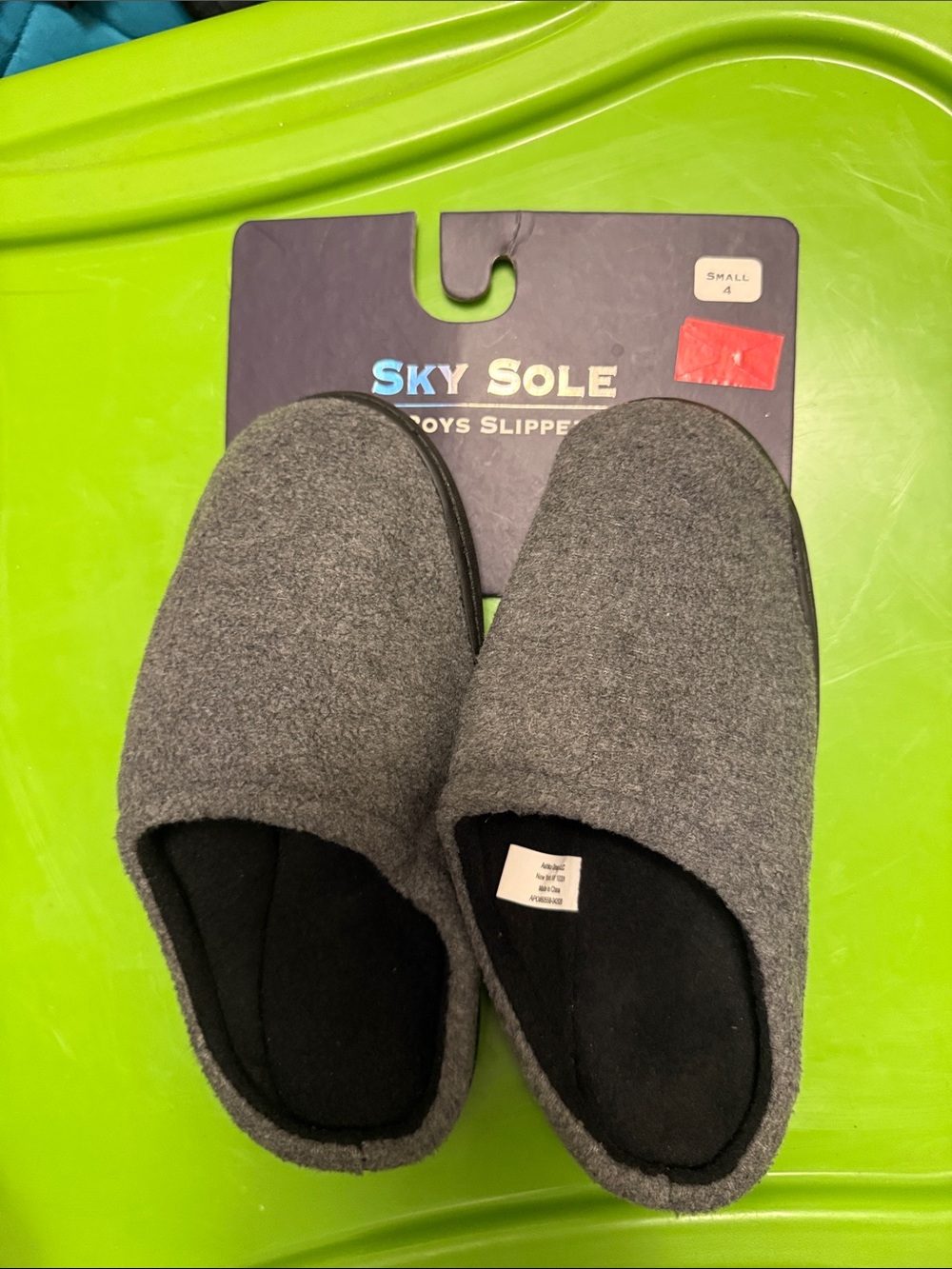 Kid’s little boy,s house slippers size 4 small NWT